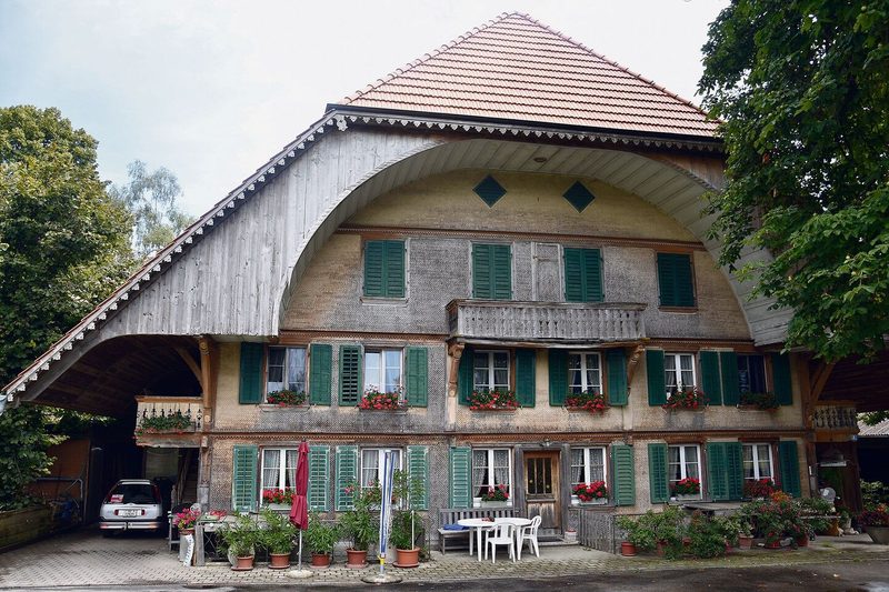 Das schöne Bauernhaus der Familie Kämpfer steht unter Schutz: Die Frontseite ist noch mit Schindeln bedeckt.