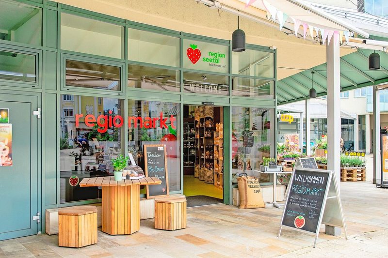 Der Regiomarkt im Zentrum von Hochdorf lockt die Kund(innen) mit hochwertigen Produkten aus der Region an.