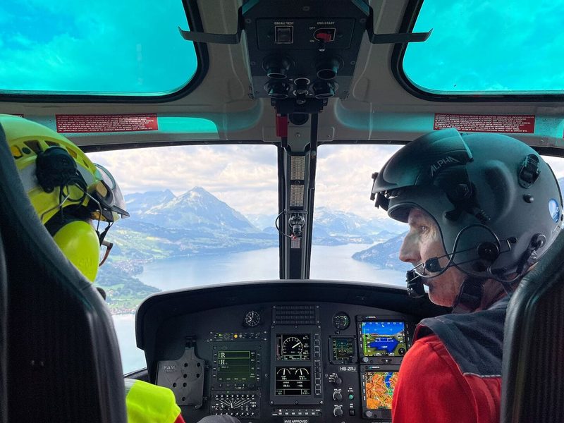 Grandiose Kulisse auf dem Flug in Richtung Simmental. Rechts Rega-Pilot Bruno Bhend, links Mediensprecherin Karin Zahner.