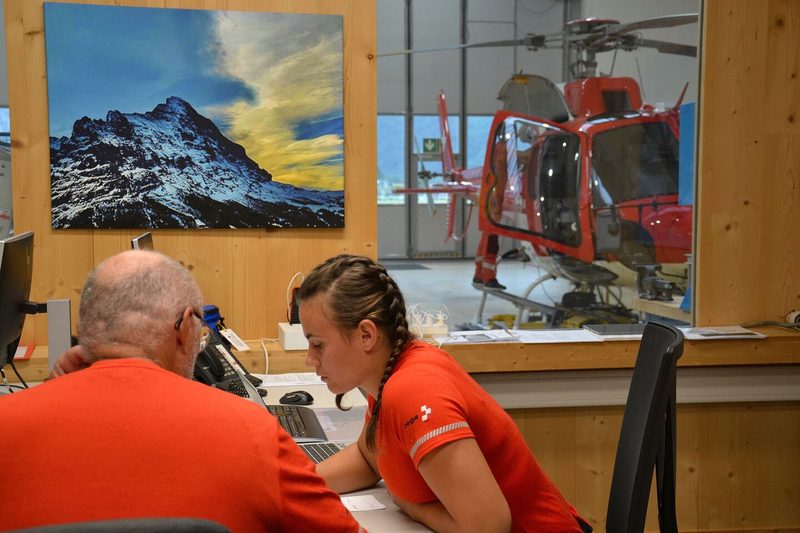 Die zwei Flughelfer Anna auf der Maur und Robi Hurschler koordinieren den ersten Einsatz. Der Pilot bereitet den Heli vor.
