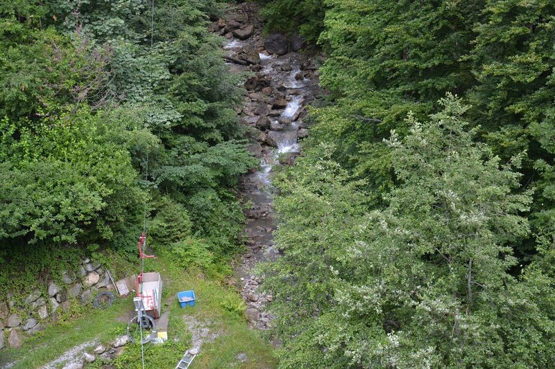 Kleine Transport-Seilbahnen wie diese sind für die Crew ein grosses Hindernis, weil sie sehr schlecht zu erkennen sind.