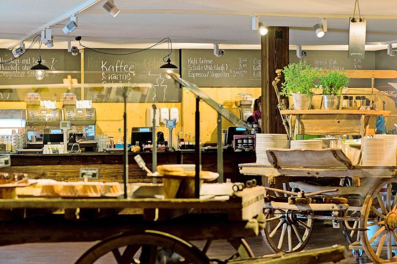 Um in Hofläden und -restaurants korrekte Preise berechnen zu können, werden die Produkte innerhalb der Jucker Farm von Hof zu Hof verkauft.