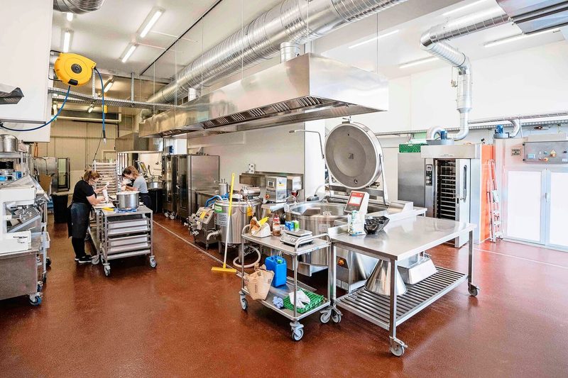 Sowhol in der Hofmanufaktur (Bild) als auch in den Hofküchen arbeiten Profis, das heisst etwa Lebensmitteltechnologen und Köche.