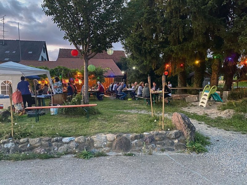 Die Partydekoration sorgt beim ungezwungenen Kennenlernen für schönste Atmosphäre.