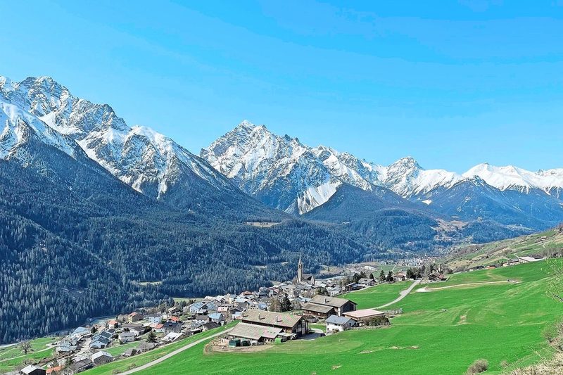 Der Hof von den Eltern von Olivia Nogglers Mann David liegt oberhalb von Sent.