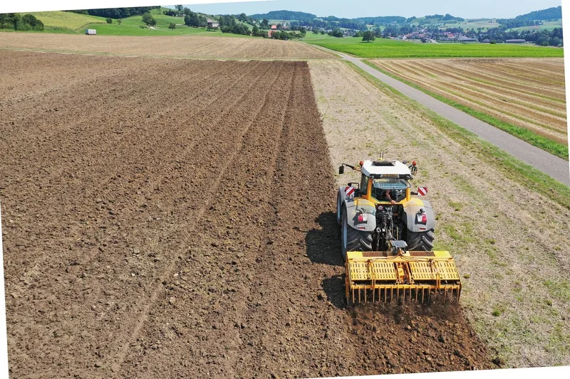 Mit einer Spatenmaschine wird hier verdichteter Boden aufgelockert ...