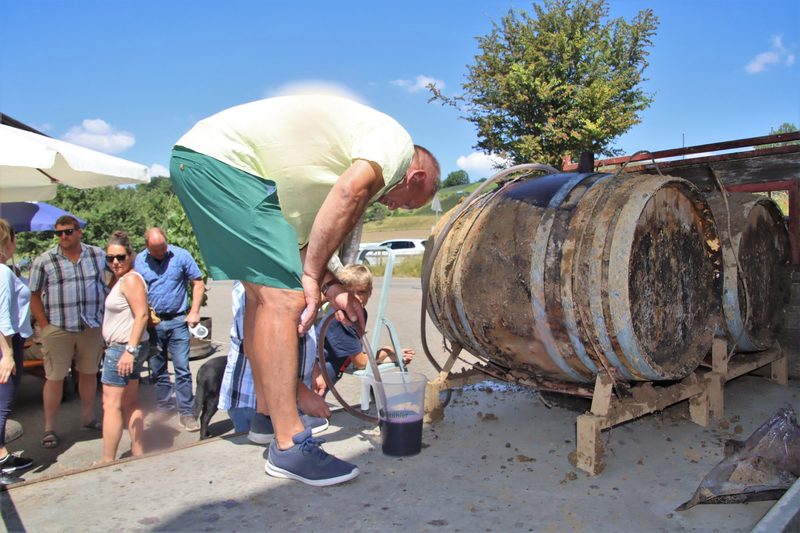 Aus einer Tiefe von zwei Metern wird der Erdwein empor geholt