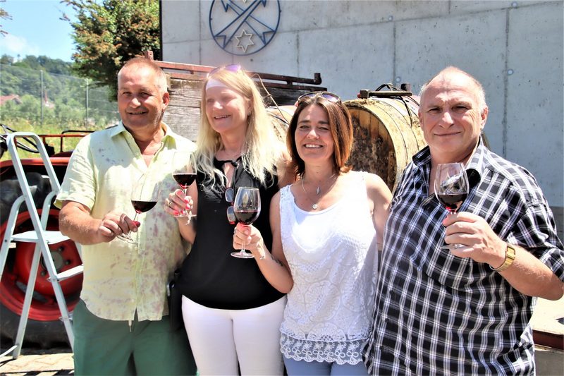 Aus einer Tiefe von zwei Metern wird der Erdwein empor geholt
