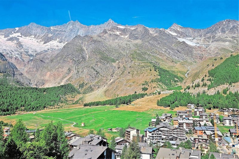 Südwestlich von Saas-Fee, unterhalb der imposanten Viertausender Dom und Täschhorn, befindet sich der grösste Teil der Betriebsflächen.