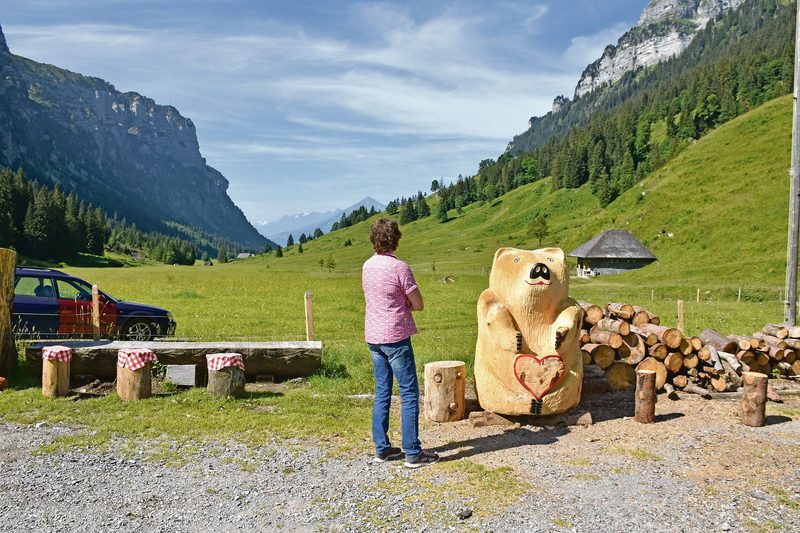 Passend zum Buch: ein Holz-Bär zum Anfassen für die Kleinen.
