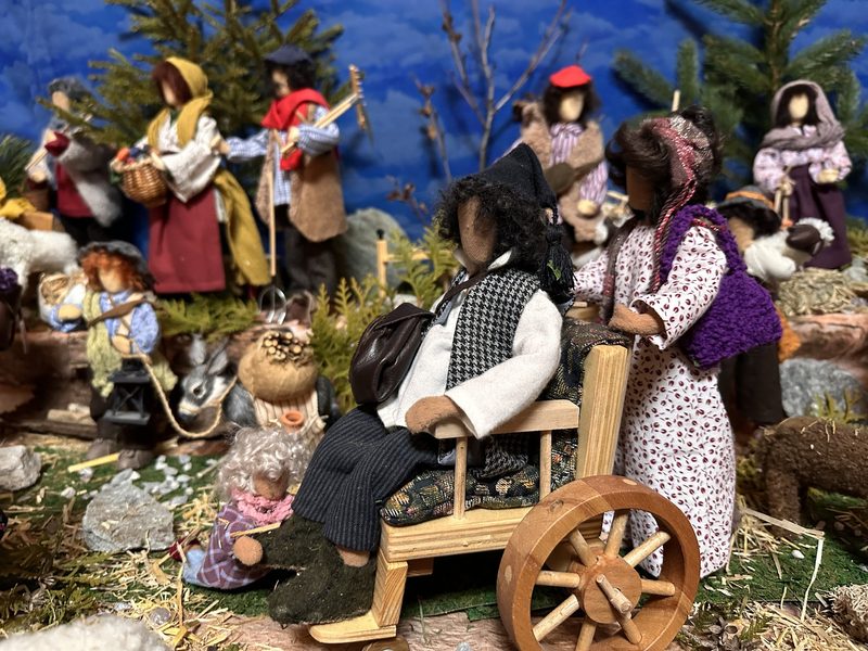 Rita und Aluis Cavegn machen von den Weihnachtsfiguren bis zur Krippenlandschaft alles selbst