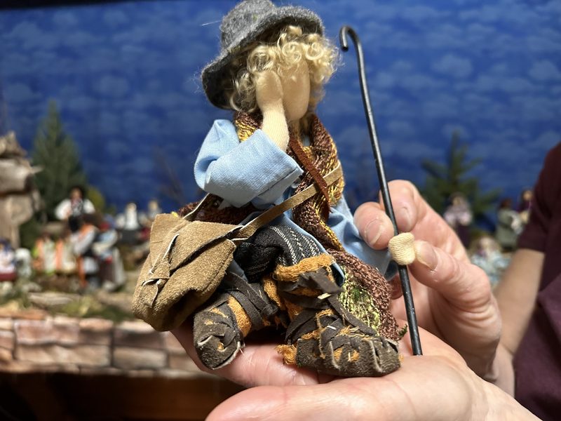 Rita und Aluis Cavegn machen von den Weihnachtsfiguren bis zur Krippenlandschaft alles selbst