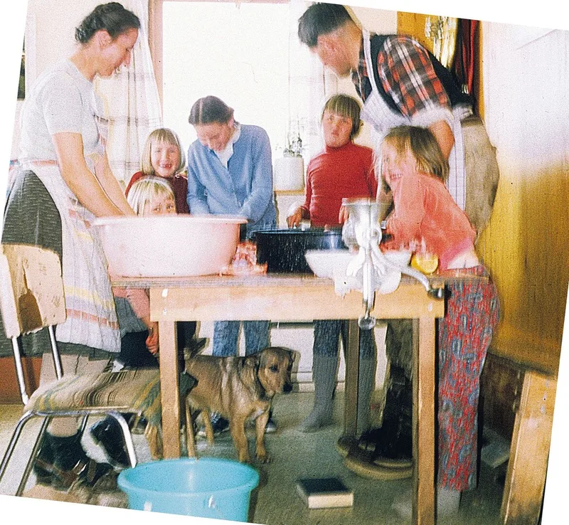Die ganze Familie hilft mit: So sah es am Küchentisch aus, wenn Metzgete angesagt war.