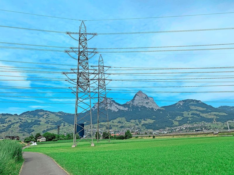 Strom wird in der Innerschweiz nächstes Jahr teurer. Das wird auch mit den höheren Kosten für die Ausgleichsenergie und der aufwendigeren Verteilung wegen des vielen PV-Stroms begründet.