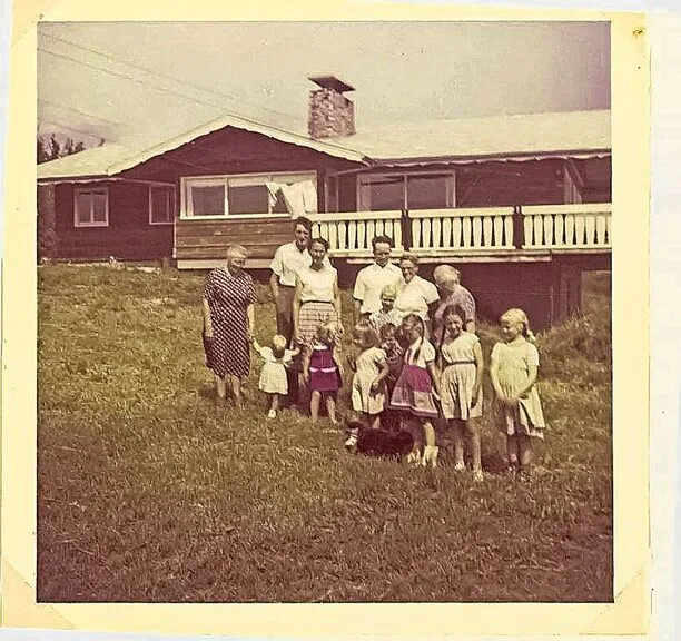 «Es ist das einzige Foto, das ich von ihr habe», schreibt Marianne Stamm über ihre Tante, die ganz links neben Gottlieb und Helen Lehmann steht.