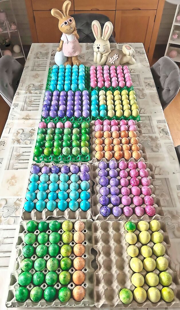 An Ostern gibt es von Hand eingefärbte Eier.