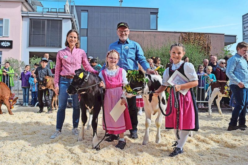 Selina Hug (links) hielt die originellste Präsentation am Kälberwettbewerb. Das am schönsten geschmückte Kalb gehörte Marlie Schefer (rechts).