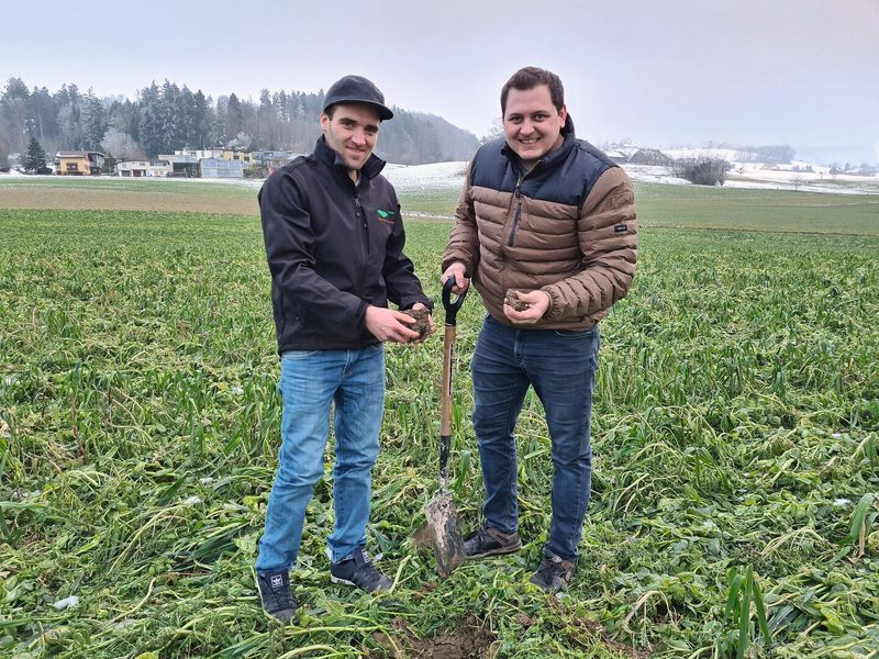 Christian Affolter (links) und Raphael Lauper prüfen gerne mit dem Spaten den Boden und freuen sich an der hohen Regenwurmaktivität.