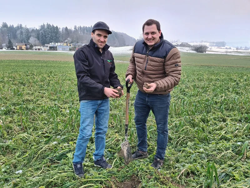 Christian Affolter (links) und Raphael Lauper prüfen gerne mit dem Spaten den Boden und freuen sich an der hohen Regenwurmaktivität.