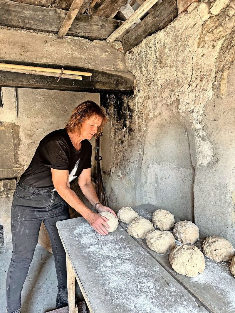 Pia Spiegl backt leidenschaftlich gerne Brote im Ofenhaus von 1726. Teig aus 25 Kilogramm Mehl verarbeitet sie jeweils an einem Backtag.