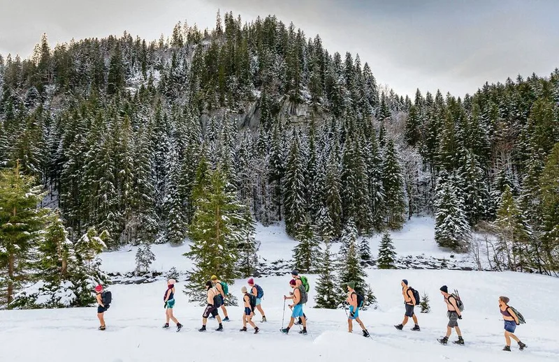 Winterwandern in Badehosen: In Kursen vermittelt Helena Hefti den Teilnehmenden einen anderen Zugang zu Kälteerfahrungen.