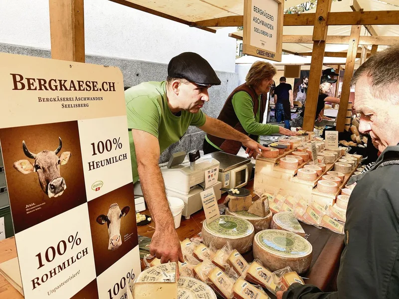 Hans Aschwanden, Präsident Fromarte (l.), stand für die Bergkäserei Seelisberg im Einsatz.