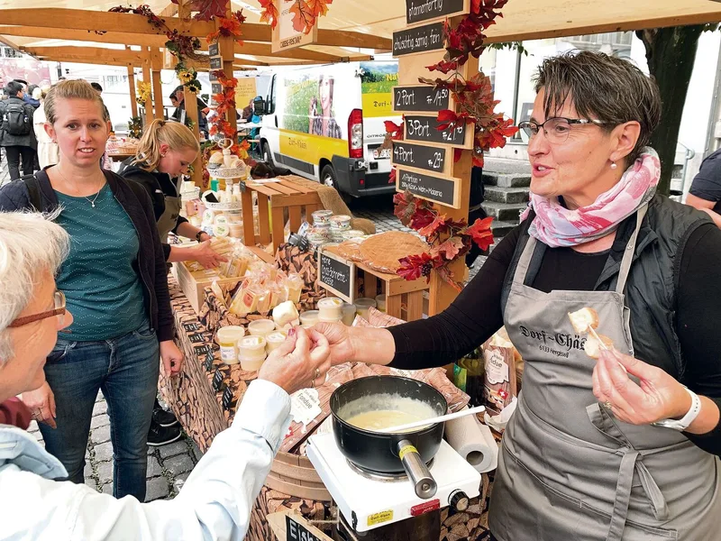 Helen Kaufmann vom Trägerverein Cheese-Festival (r.) bot von der Dorfkäserei Hergiswil bei Willisau Fondue an.