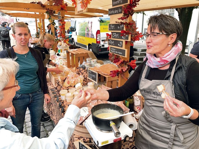 Helen Kaufmann vom Trägerverein Cheese-Festival (r.) bot von der Dorfkäserei Hergiswil bei Willisau Fondue an.