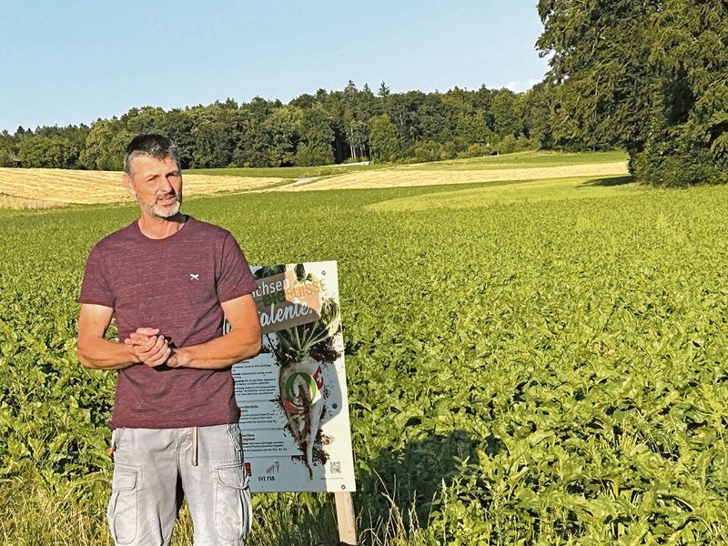 Martin Jost steht bei der Flurbegehung vor seinem Biorübenfeld, wo der Farmdroid zu seiner Zufriedenheit im Einsatz war.
