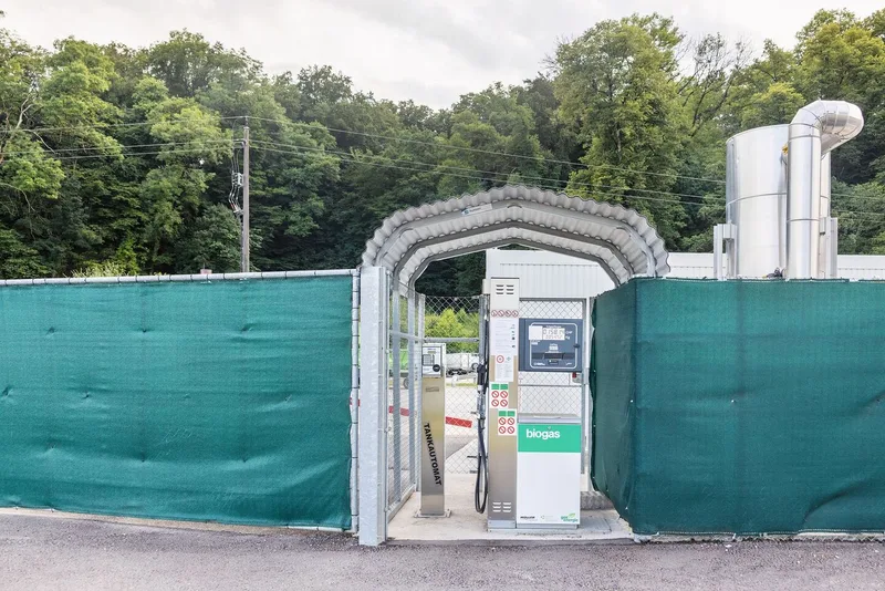 Die Biogas-Tankstelle ist der kleinste und unscheinbarste Teil der Anlage.