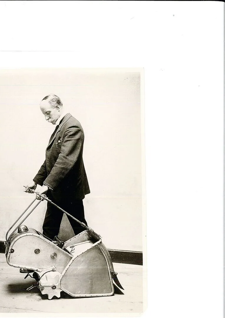 Konrad von Meyenburg mit dem Prototyp seiner Bodenfräse. Das Gerät sollte zu verschiedenen Arbeiten dienen.