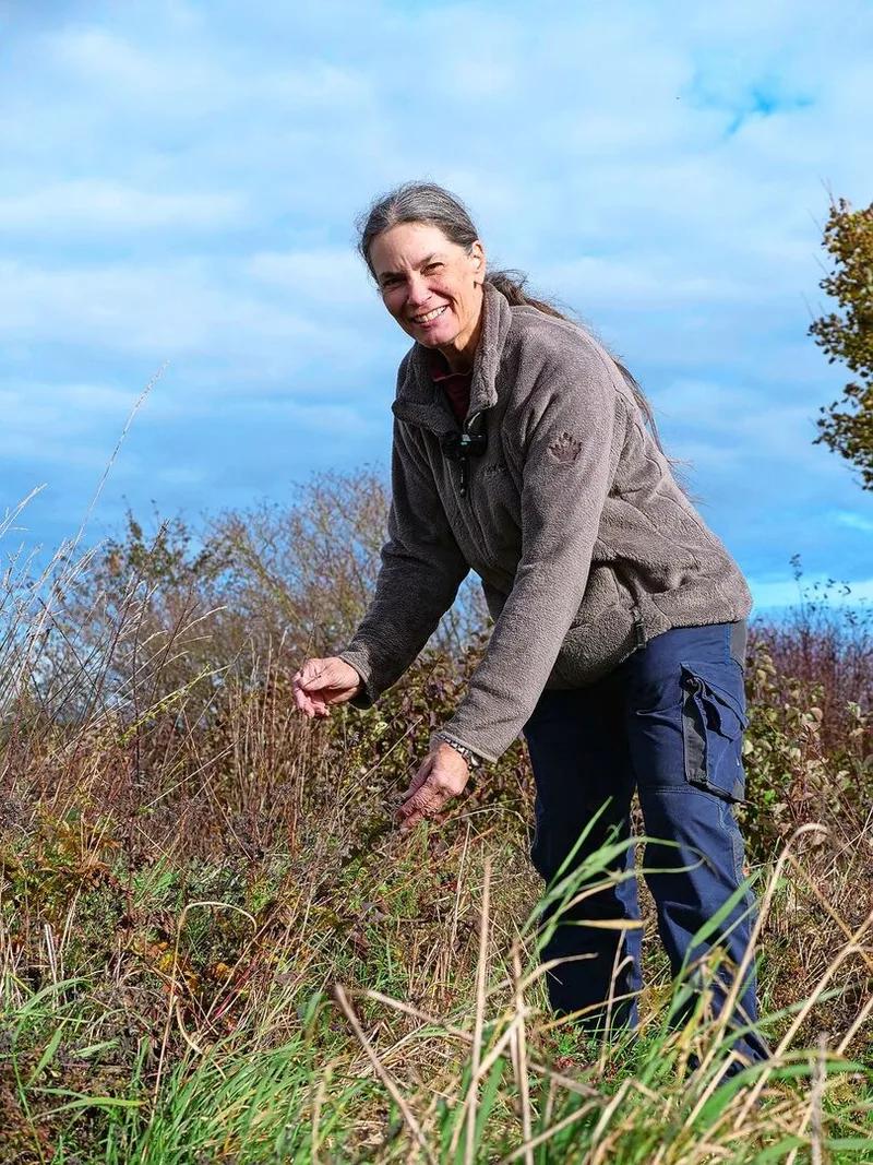 Gabi Uehlinger setzte gemeinsam mit ihrem Vater als einer der ersten Betriebe der Region auf Biodiversitätsflächen. Sie hat 30 Jahre Pflege-Erfahrung.