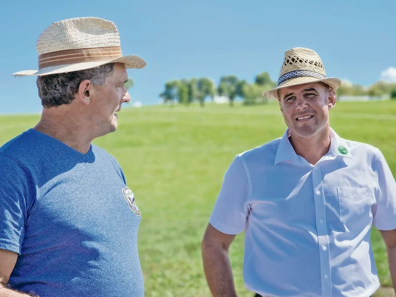 Albert Kuster hat oft interessierten Besuch. Hier im Gespräch mit Züchter Bruno Spring aus Jeuss FR.