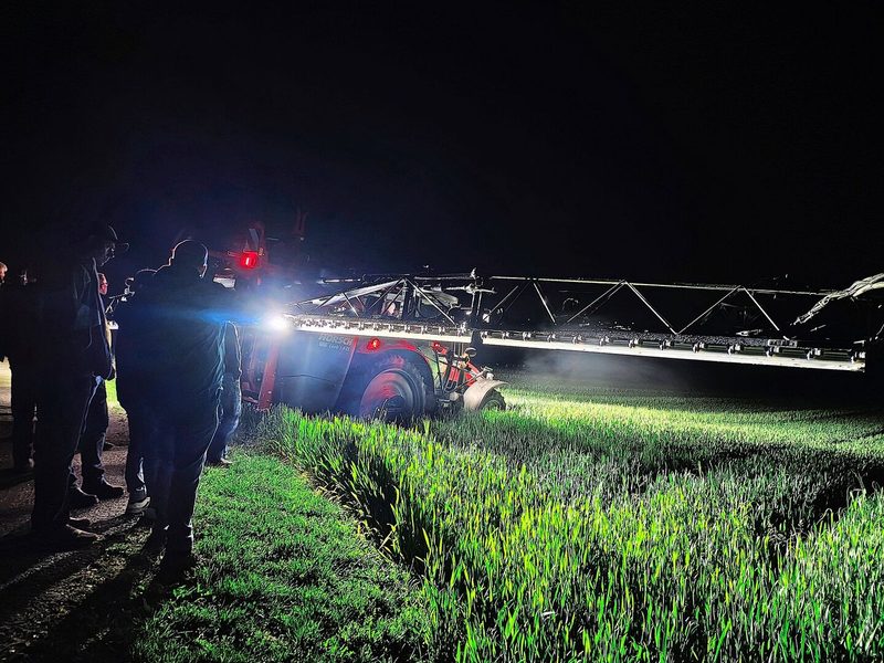 Nach Einbruch der Dunkelheit begaben sich die Landwirte zum Weizenfeld. Dort applizierte der GVS-Berater eine fluoreszierende Flüssigkeit, zuerst eine Menge von 200 l/ha, danach 400 l/ha.