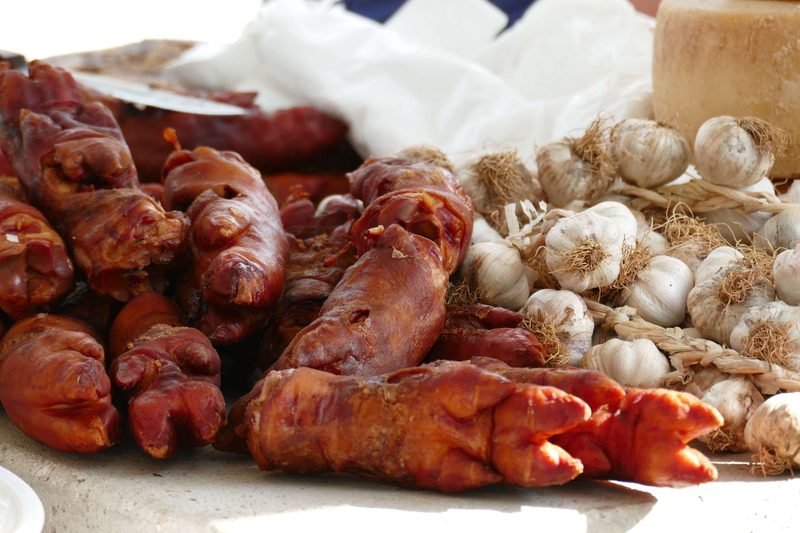 Schweinefüsse werden in der Schweiz nur selten gegessen, aber in China gelten sie als Delikatesse. Neu werden sie in Containern von Oensingen nach China exportiert. (Bild Pixabay)