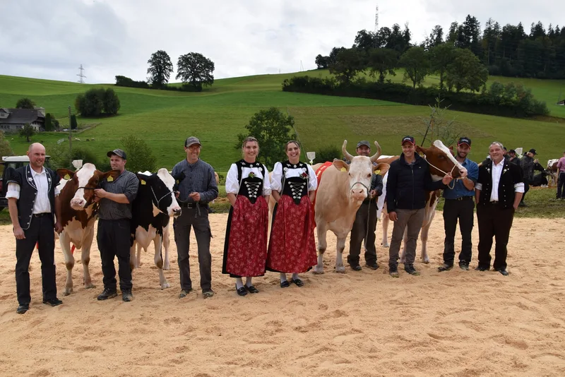Schöne Kühe, wilde Kälber und fleissige Kinder zur Jubiläumsfeier
