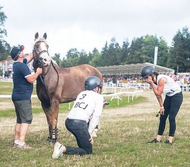 Das Bild zum Heiratsantrag in Saignelégier: Xavier Juillard ist die Überraschung gelungen.