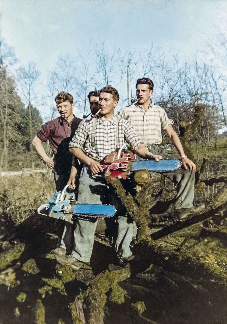 Voller Euphorie und mit moderner Technik im Einsatz:Eine Sägertruppe in den 1950er-Jahren.