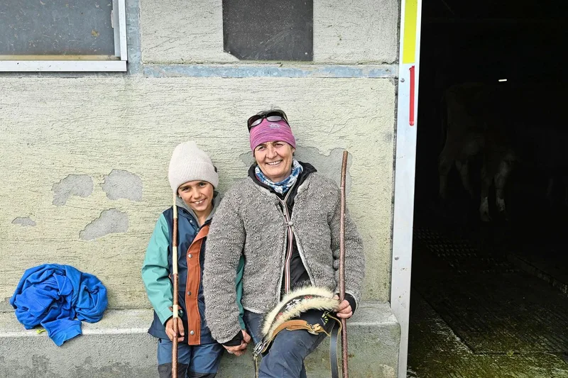 Der achtjährige Gian und seine Grossmutter Sandra Danno freuen sich beim Alpabzug in Brigels dabei zu sein und helfen gerne.