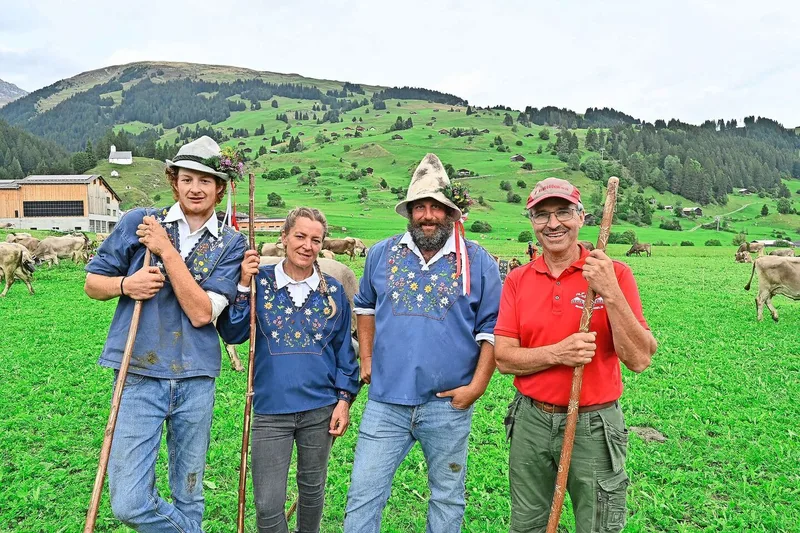 Schön gekleidet sind auch die Älpler Dustin Kunoi, Carmen Eigensatz, mit Freund Thomas Wasescha, hier mit Roc Muoth (v.l).