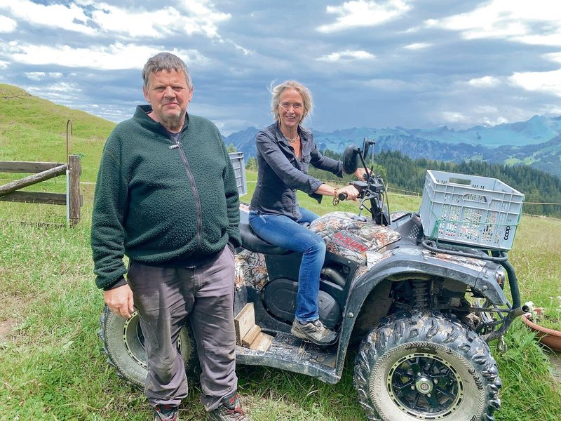 Wirtin Dodo Hilliges und Älpler Toni Heinzer: Die Alp Furggelen ist nur zu Fuss oder per Quad erreichbar.