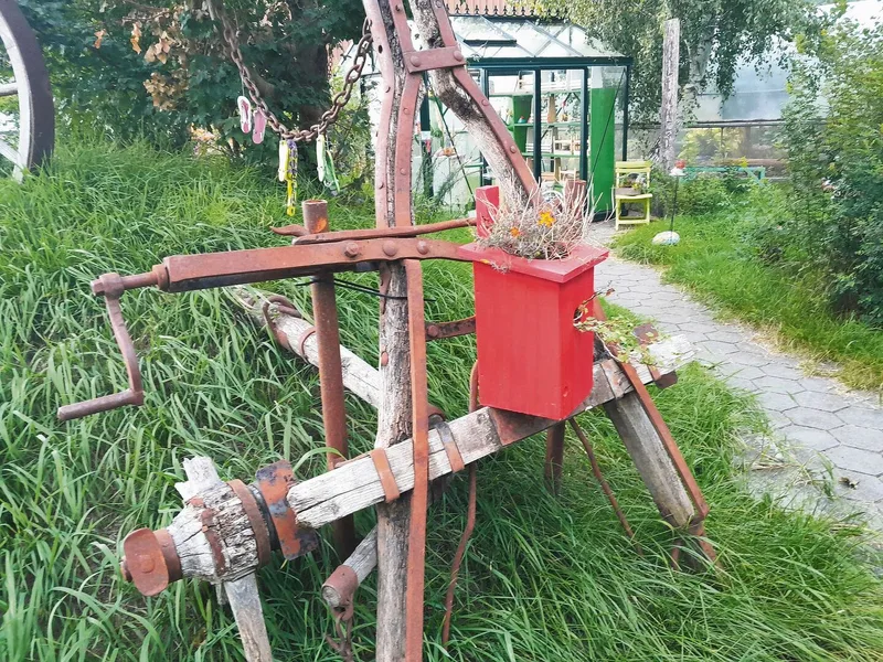 Gerätschaften des ehemaligen Landwirtschaftsbetriebs finden einen neuen Verwendungszweck.