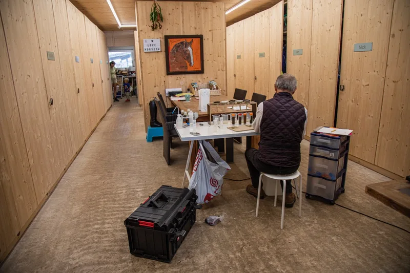 Guido Wehrle geht mit seinem mobilen Labor auf die Betriebe. Bild: Pia Neuenschwander
