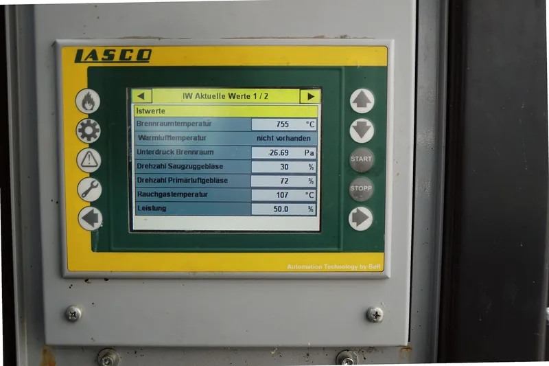 Am Display des Hackschnitzelofens lassen sich die Lufttemperaturen sowie die Drehzahl der Ventilatoren ablesen.