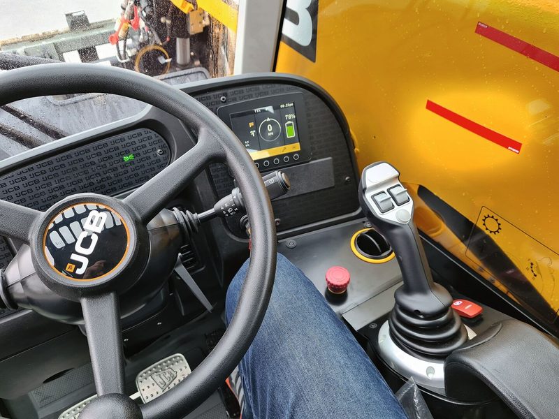Die Kabine ist mit den gewohnten Bedienelementen von JCB ausgerüstet. Die Scheiben und der Fahrersitz sind energieeffizient direkt beheizt.