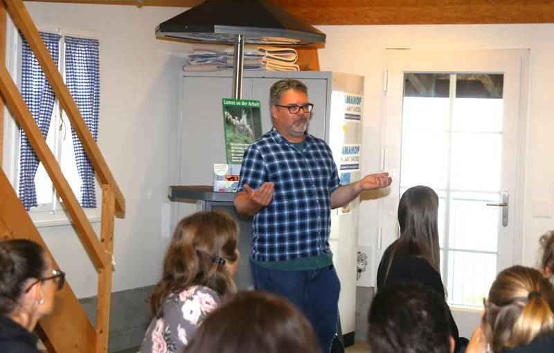 Schule auf dem Bauernhof: Schüler und Lehrpersonen spüren und erleben Landwirtschaft