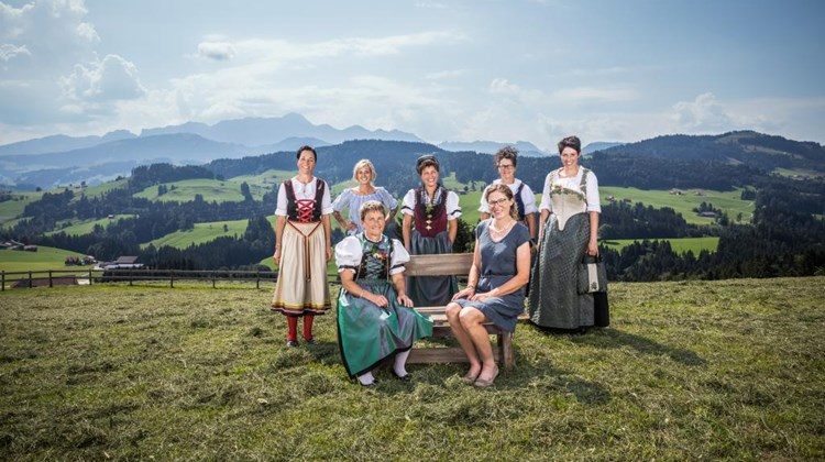 Marianne Dietrich erzählt beim Reinigen von Stall und Traktor von ihrer Zeit als Landfrauenküche-Kandidatin