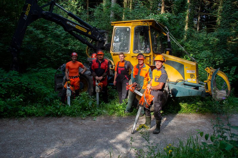 Bereit zum Abholzen der Tannen für die Eingangsportale (v.l.): Dome Schürch, Beat Pulfer, Luan Gäumann, Beat Moser und Oli Wittwer (Bild Niklaus Messer / Fotoclub Münsingen)