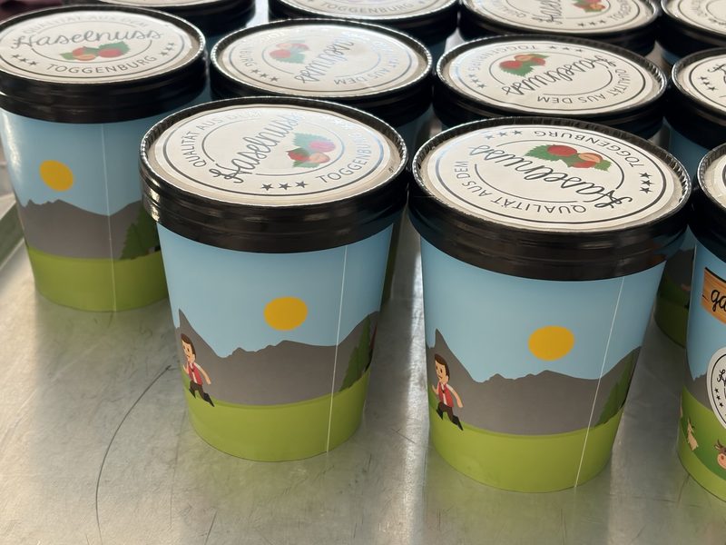 Bäuerin Corinne Bürge macht Glace aus Toggenburger Milch